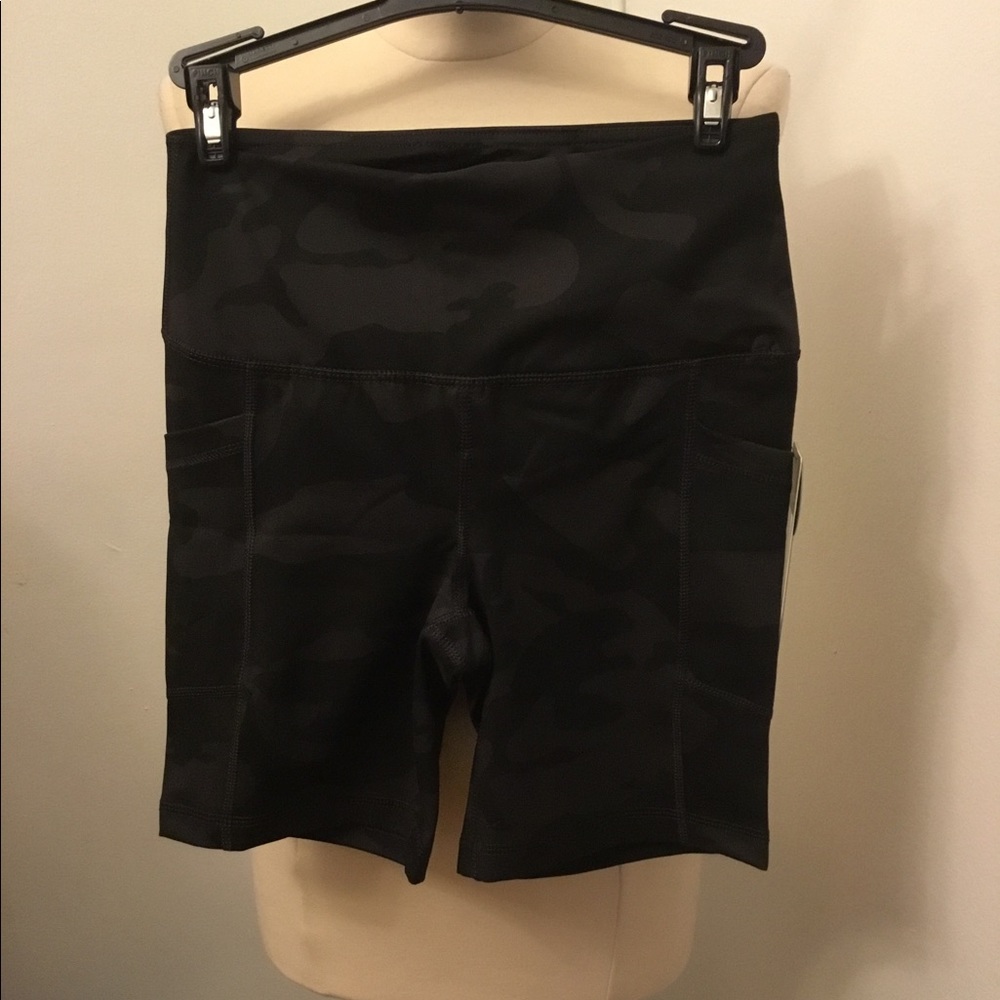 NWT Yogalicious hi rise shorts Size 2X.
